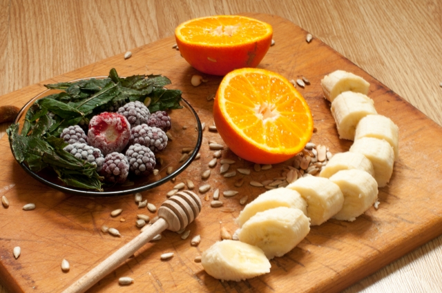 Assortment of fruit on a tray (123rf)