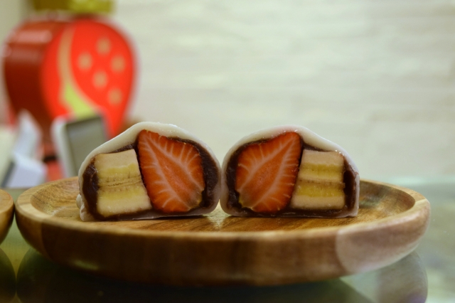 Hongmandang's strawberry and banana-filled rice cake (Kim Hae-yeon/ The Korea Herald)