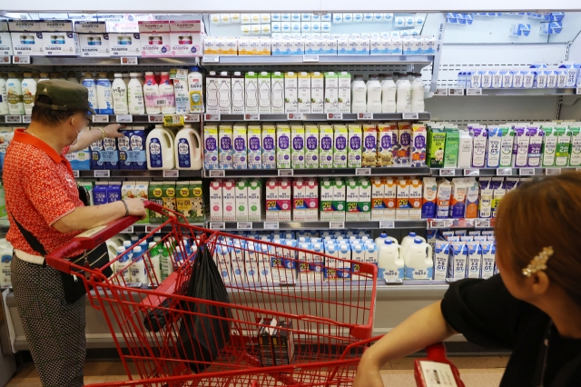 Shoppers purchase groceries at a supermarket in Seoul on Wednesday. (Yonhap)