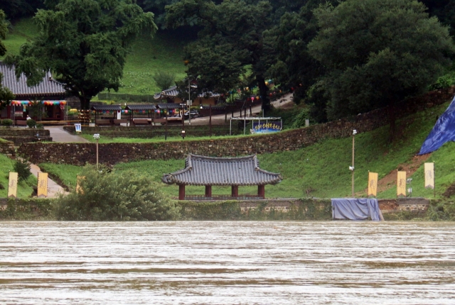 The Manharu pavilion at Gongsanseong on Sunday (Yonhap)