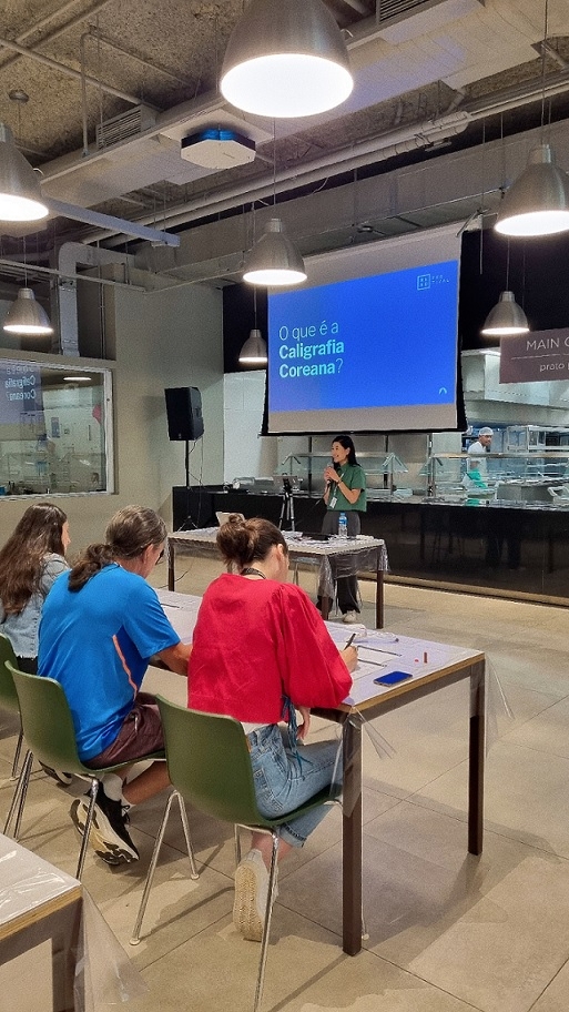 Kim Eun-ae teaches Korean calligraphy to Brazilians at the Korean Cultural Center on May 6. (Kim Eun-ae)