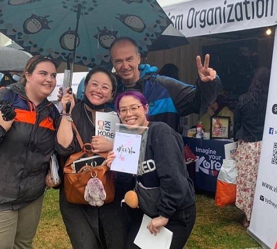 Four participants pose for a photo during a cultural event hosted in Sydney in April by the Korea Tourism Organization, where Kim Yang-hun writes in Korean the names of foreign visitors in calligraphy for free. (Kim Yang-hun)