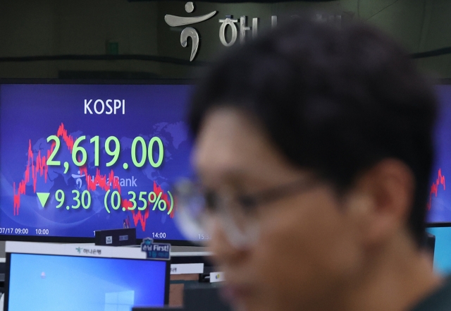 An electronic board showing the Korea Composite Stock Price Index at a dealing room of the Hana Bank headquarters in Seoul on Monday. (Yonhap)