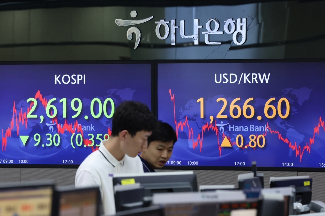 An electronic board showing the Korea Composite Stock Price Index at a dealing room of the Hana Bank headquarters in Seoul on Monday. (Yonhap)