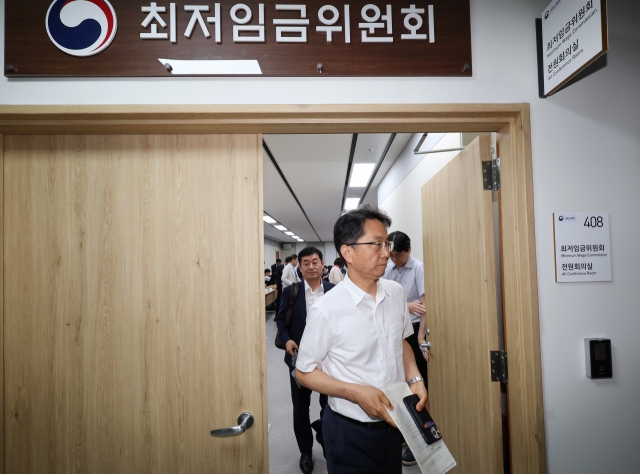 This photo shows a meeting of the Minimum Wage Commission held in Sejong on Thursday. (Yonhap)