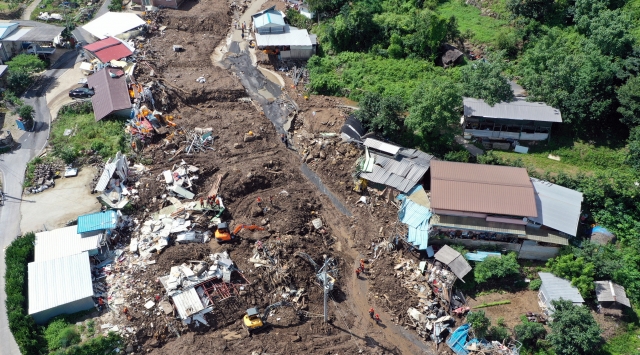 A restoration operation is underway after a landslide hit a residential area in Yecheon-gun, North Gyeongsang Province, Monday. (Yonhap)