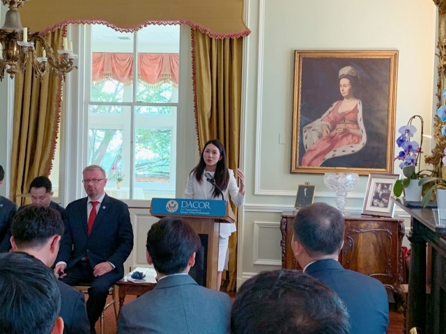 Lee Seo-hyun (center) speaks at a meeting of the North Korean Young Leaders Assembly at the nonprofit Committee for Human Rights in North Korea in Washington last week. (Lee Seo-hyun)