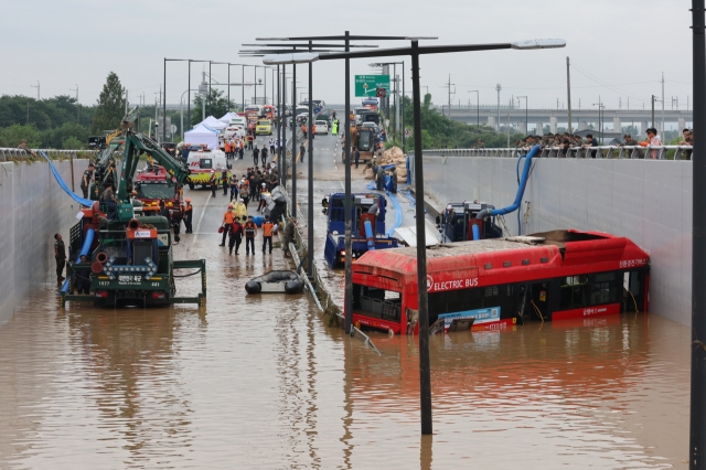 Drainage work is conducted during a rescue operation at Gunpyeong 2 Underpass in Osong-eup, Cheongju, North Chungcheong Province on Sunday. (Yonhap)