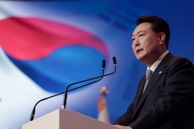 President Yoon Suk Yeol delivers a speech at a business forum in Warsaw, Poland, on Friday. (Yonhap)