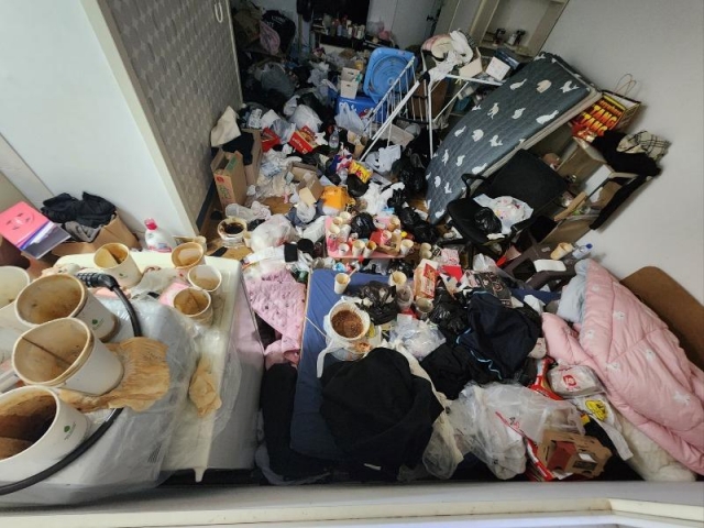 The landlord shared this photo of the studio flat that was turned into a dump by its tenant. (Online community Bobaedream)