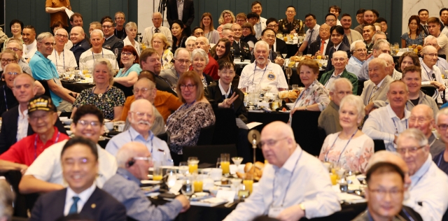 Foreign Korean War veterans and their family members pose as they meet for a breakfast meeting at a hotel in Seoul on Tuesday. (Yonhap)