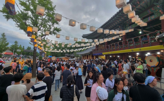 The number of foreign tourists visiting Korea has shown an increase alongside the Visit Korea Year 2023-2024 campaign. (Yonhap)