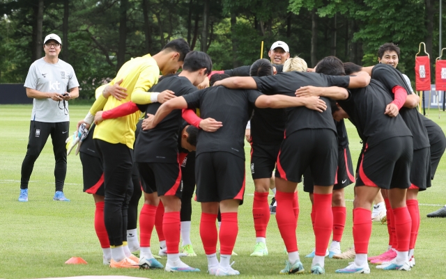 Members of the South Korean men's Asian Games football team prepare for the start of a training session at the National Football Center in Paju, northwest of Seoul, on July 25, 2023. (Yonhap)