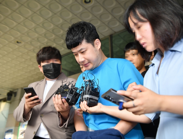 Cho Seon, 33, the suspect in the fatal stabbing rampage near Sillim Station in Seoul, leaves the Seoul Gwanak Police Station on Friday. (Yonhap)