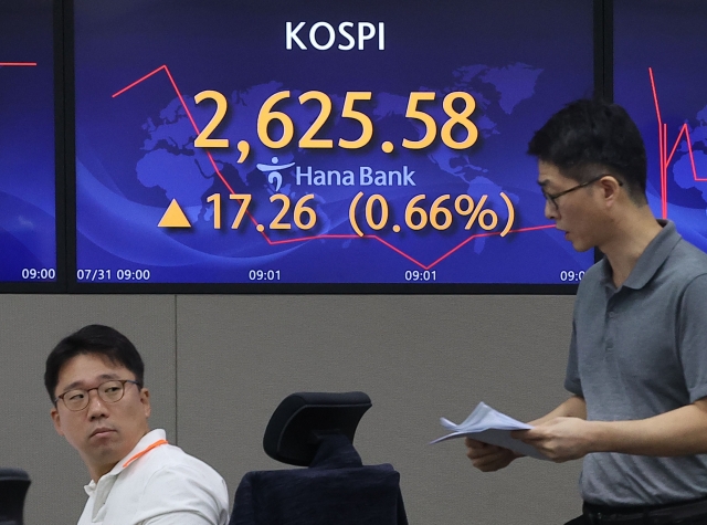 An electronic board showing the Korea Composite Stock Price Index at a dealing room of the Hana Bank headquarters in Seoul on Monday (Yonhap)