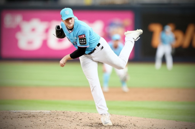 KT Wiz starter Wes Benjamin pitches against the LG Twins during a Korea Baseball Organization regular season game at KT Wiz Park in Suwon, Gyeonggi Province, on July 25. (KT Wiz)