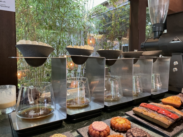 Coffee brew inside Cheongsudang Bakery (Kim Da-sol/The Korea Herald)