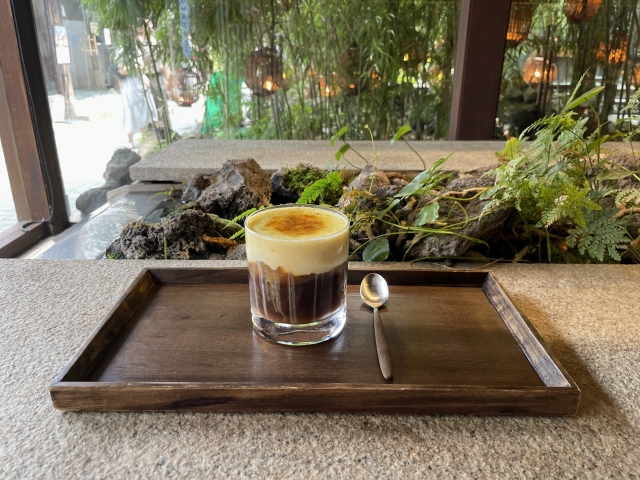 Cheongsudang Bakery's signature Stone Egg Coffee (Kim Da-sol/The Korea Herald)