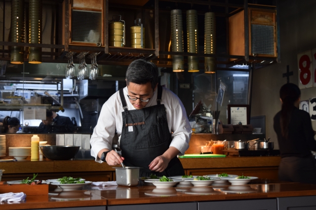 Javier Low works on his garden salad during a tasting event on Tuesday at Hotel Cappuccino, southern Seoul (Kim Hae-yeon/ The Korea Herald)