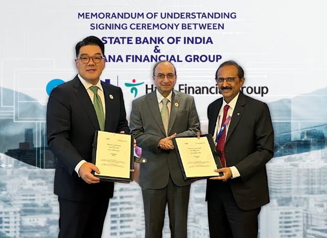 From left: Hana Financial Group Vice Chairman Lee Eun-hyung, SBI Chairman Dinesh Kumar Khara, and SBI Managing Director Challa Sreenivasulu Setty pose for a photo after signing a memorandum of understanding to establish a partnership between Hana Financial Group and State Bank of India in India on Wednesday. (Hana Financial Group)