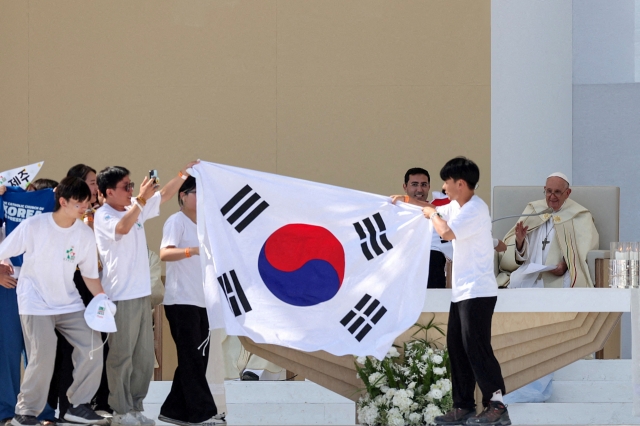 South Korean pilgrims celebrate after Pope Francis announced the city of Seoul, South Korea, the next celebration of the World Youth Day 2027, at the end of the Holy Mass on the last day of World Youth Day at Parque Tejo in Lisbon, Portugal, Sunday. (Yonhap-Reuters)