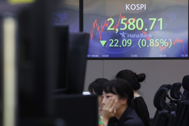 An electronic board showing the Korea Composite Stock Price Index at a dealing room of the Hana Bank headquarters in Seoul on Tuesday. (Yonhap)