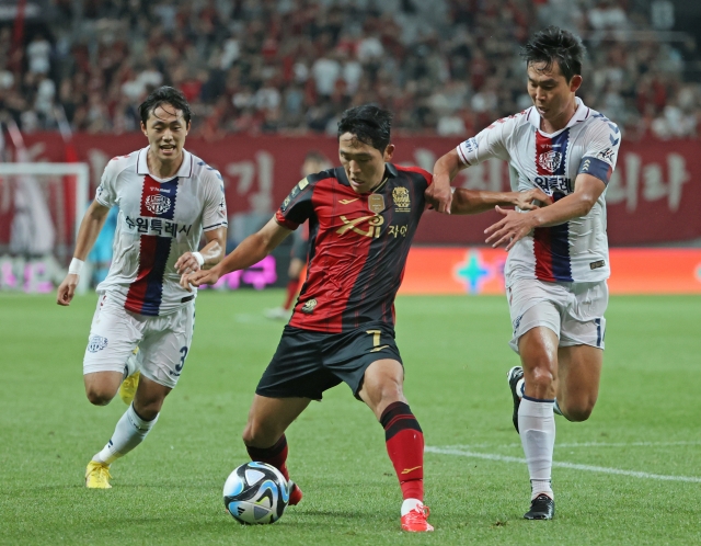 Na Sang-ho of FC Seoul (center) is in action against Suwon FC during a K League 1 match at Seoul World Cup Stadium in Seoul on July 12. (Yonhap)