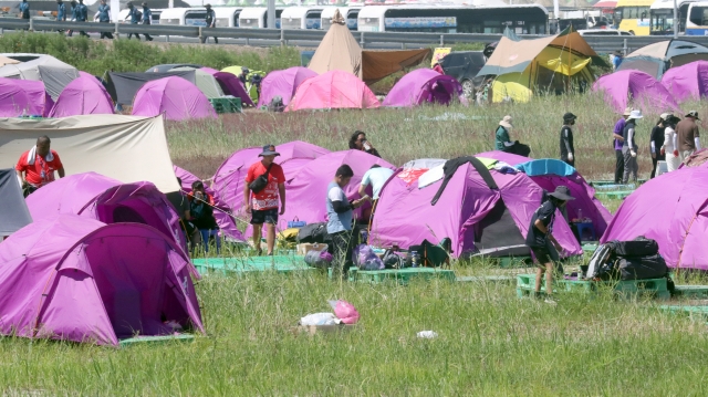 Scouts prepare to leave Saemangeum on Tuesday, ahead of Typhoon Khanun's expected landfall on the nation's southeastern coast. (Yonhap)