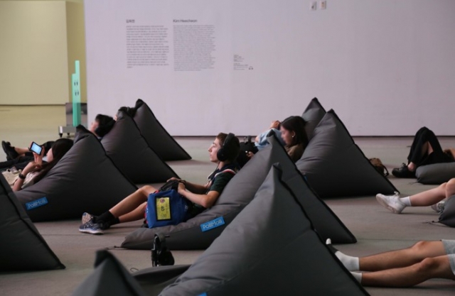 Jamboree Scouts observe an exhibition at the National Museum of Modern and Contemporary Art, Korea, in Seoul on Tuesday. (MMCA)