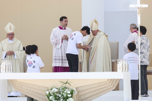 Pope Francis greets South Korean pilgrims during the closing Mass of the World Youth Day in Tejo Park, Lisbon, on Sunday. (AFP-Yonhap)