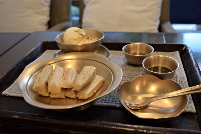 Grilled jeolpyeon (Korean rice cakes) with ice cream, complemented by black sesame and misugaru dips, at Noshi (Kim Hae-yeon/The Korea Herald)