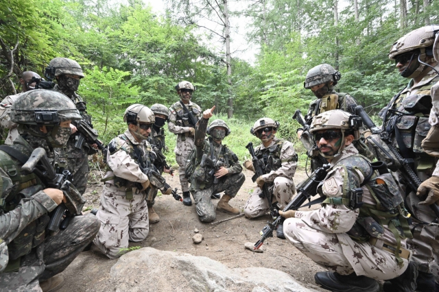 South Korean and United Arab Emirates troops take part in a combined high-tech military exercise at the Korea Combat Training Center in Inje County, Wednesday (ROK Army)