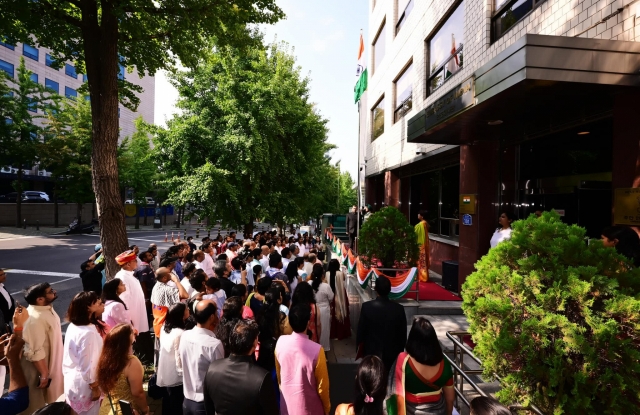 Members of the Indian community in South Korea and Indian Ambassador to South Korea Amit Kumar hoist up the Indian flag and sing the national anthem marking India’s 77th Independence Day in Seoul on Tuesday. (Sanjay Kumar/The Korea Herald)