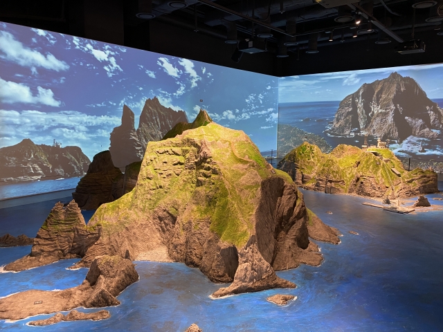 A 1:100 scale miniature of Dokdo (Hwang Joo-young/The Korea Herald)