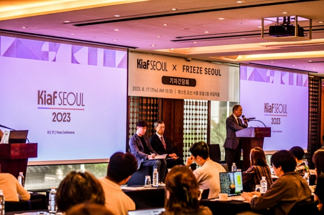 Hwang Dal-sung, president of the Galleries Association of Korea, speaks at the joint press conference of Frieze Seoul and Kiaf Seoul on Thursday at the Westin Josun Seoul. (M public)