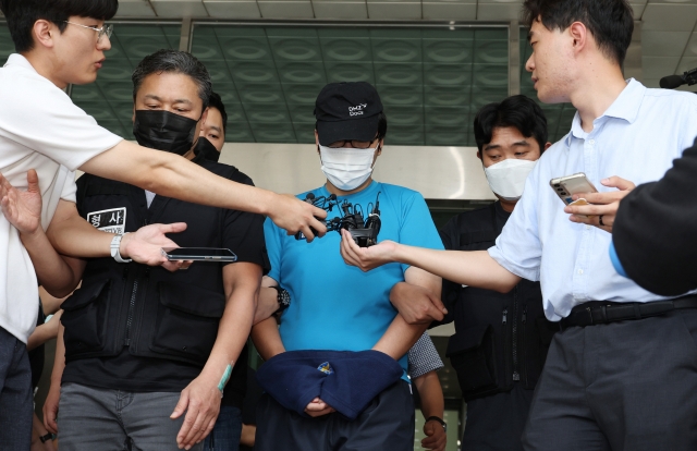 Choi, a suspect in his 30s behind the alleged rape accident in Sillim-dong is leaving Seoul Gwanak Police Station to attend a court hearing to determine his arrest on Saturday. (Yonhap)