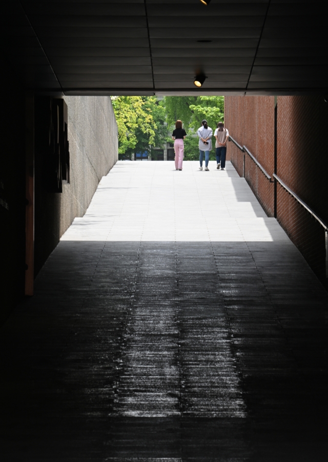 People leave Seosomun Shrine History Museum through a gate to Seosomun Historic Park on May 10. (Im Se-jun/The Korea Herald)