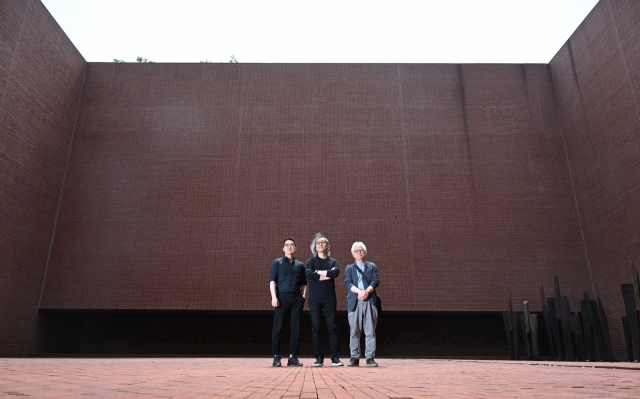 From right: Architects Yoon Seung-hyun, Lee Ku-sang and Woo Jun-seung pose for a photo at the Sky Plaza on May 10 (Im Se-jun/The Korea Herald)