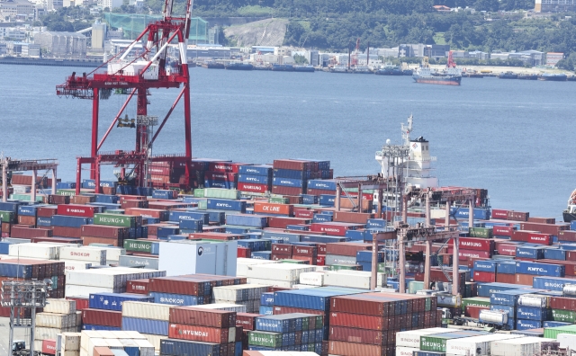 Containers docked at a port in Busan, Aug 1 (Yonhap)