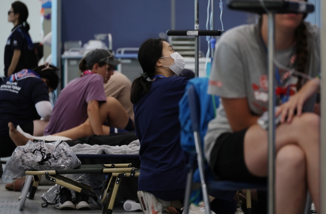 A medical staff member treats a patient at the World Scout Jamboree in Saemangeum, North Jeolla Province, Aug. 3. (Yonhap)