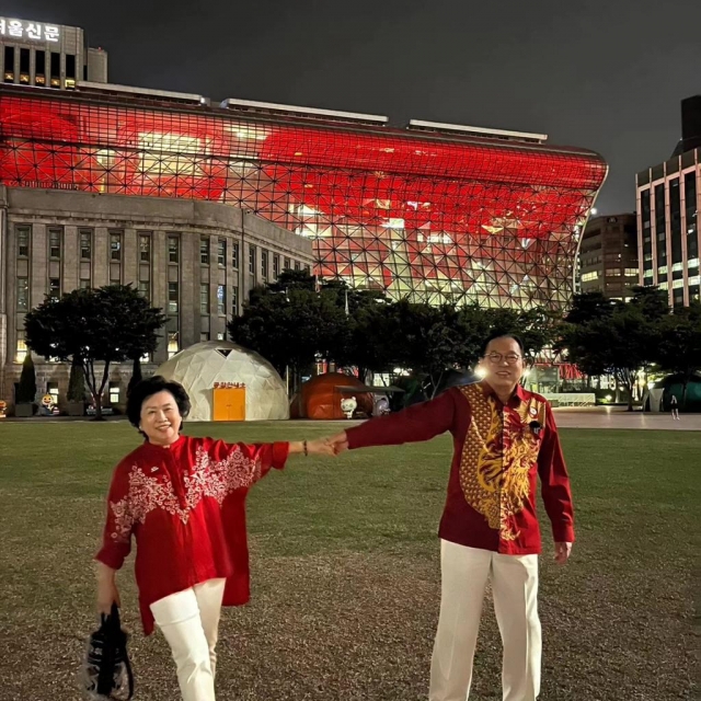 City Hall is lit up in red and white to commemorate Indonesia's 78th independence day anniversary on Friday. (Indonesian Embassy in Seoul)