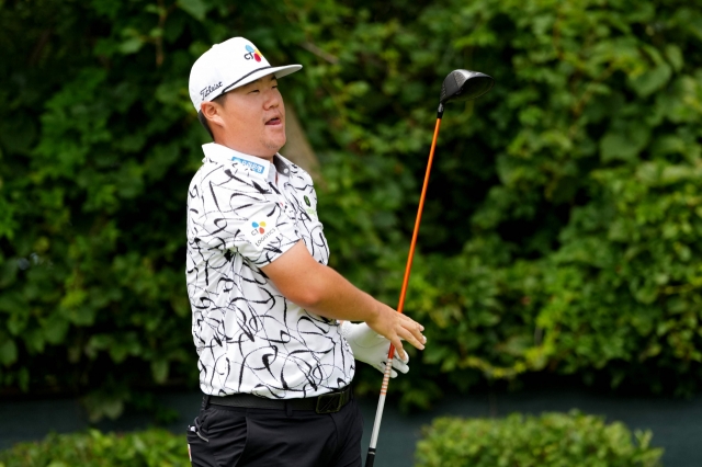 In this Getty Images photo, Kim Si-woo of South Korea reacts to his tee shot on the fourth hole during the second round of the BMW Championship at Olympia Fields Country Club in Olympia Fields, Illinois, Aug.18. (AFP-Yonhap)