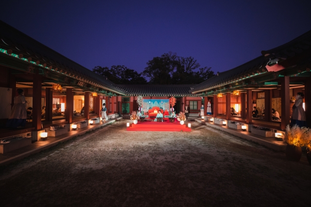 Guests dine while enjoying a traditional music performance at the Sojubang kitchen area of Gyeongbokgung during the Gyeongbokgung Starlight Night Tour. (CHA)