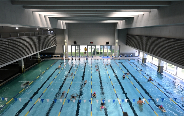 Citizens swim at Yeongju Swimming Pool in Yeongju, North Gyeongsang Province, May 31. (Im Se-jun/The Korea Herald)