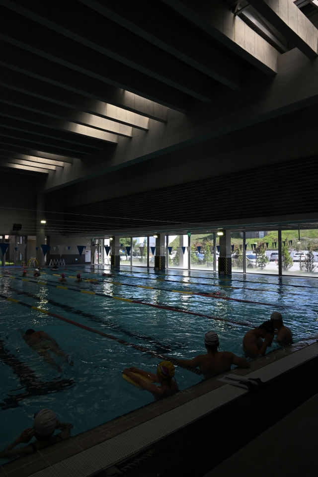 Light and sound resonate in the main space of Yeongju Swimming Pool. (Im Se-jun/The Korea Herald)