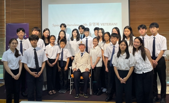 The Past 4 Present participants and Korean War veteran Yoo Young-bok (center) pose for a photo during the event on Aug. 15, at Gonjiam Valley in Gyeonggi Province. (The Korea Herald DB)