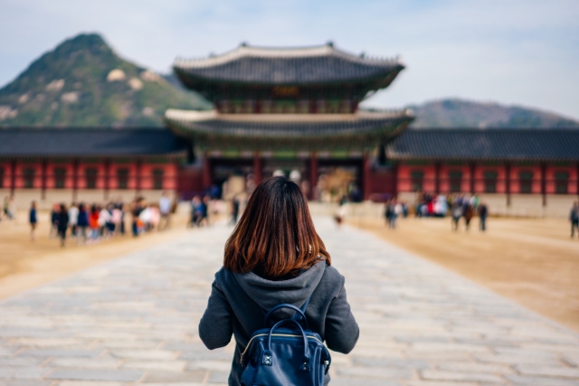 A tourist visits Gyeongbokgung in Seoul. (123rf)