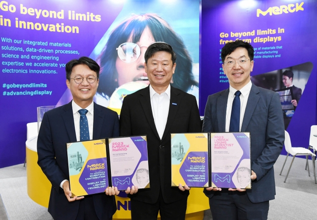 From left: Merck Award winner Jeong Jae-kyeong, a professor at Hanyang University, Merck Korea’s display solution business manager Yun Yong-kuk and Merck Young Scientist Award winner Kwak Jeong-hun, a professor at Seoul National University, pose after the awarding ceremony held on the sidelines of the International Meeting of Information Displays held at Bexco in Busan, Thursday. (Merck Korea)