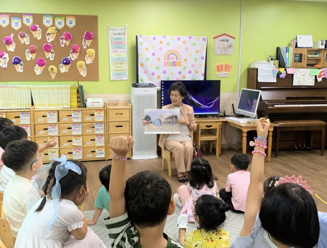 Yang Moon-jah presents a folktale to children at a kindergarten in Seoul. (No Kyung-min/The Korea Herald)