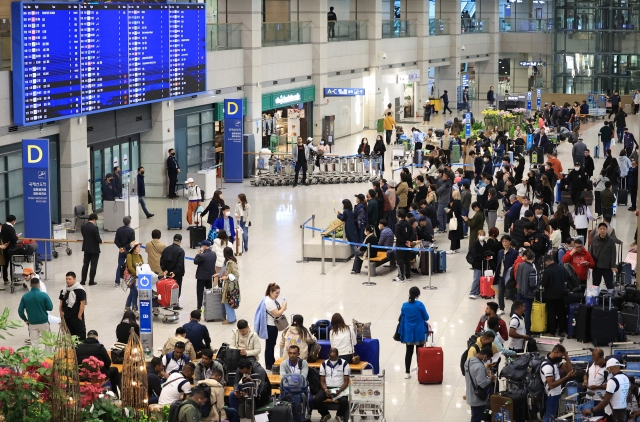 Passengers at the arrival hall of Incheon International Airport, west of Seoul. (Yonhap)